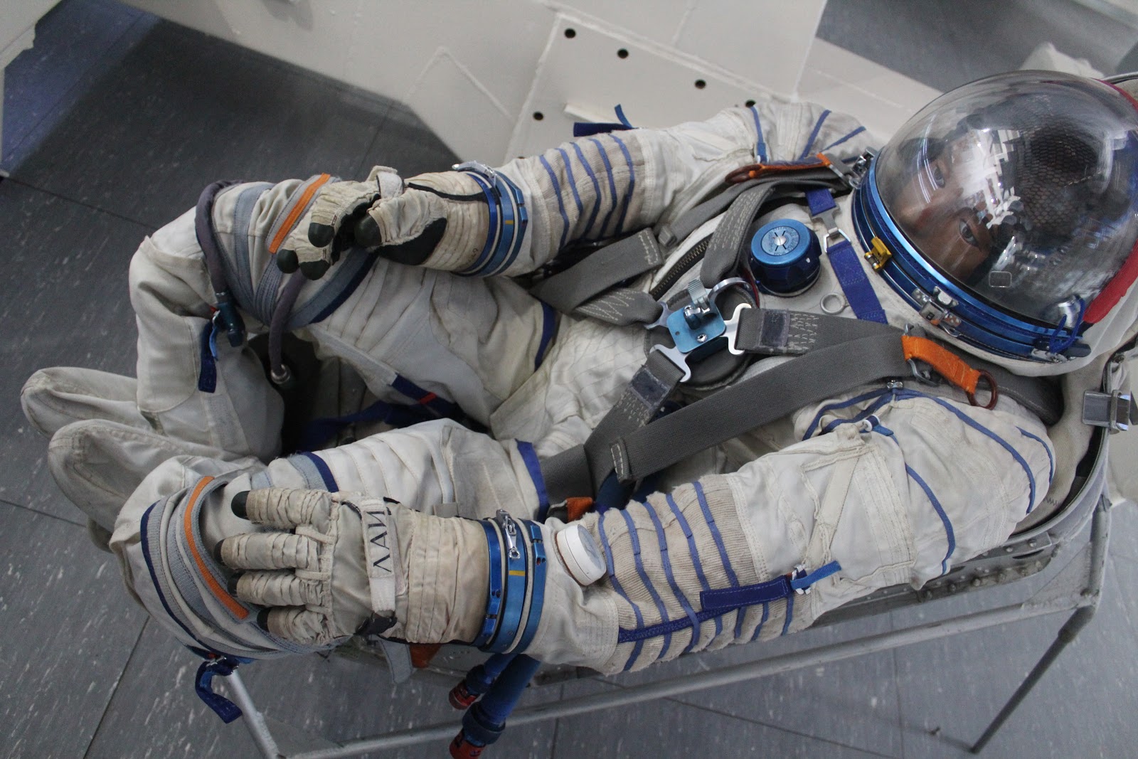 Специальные скафандры. Скафандр Космонавта Орлан. Скафандр Орлан дм. Космический костюм. Современная космонавтика.