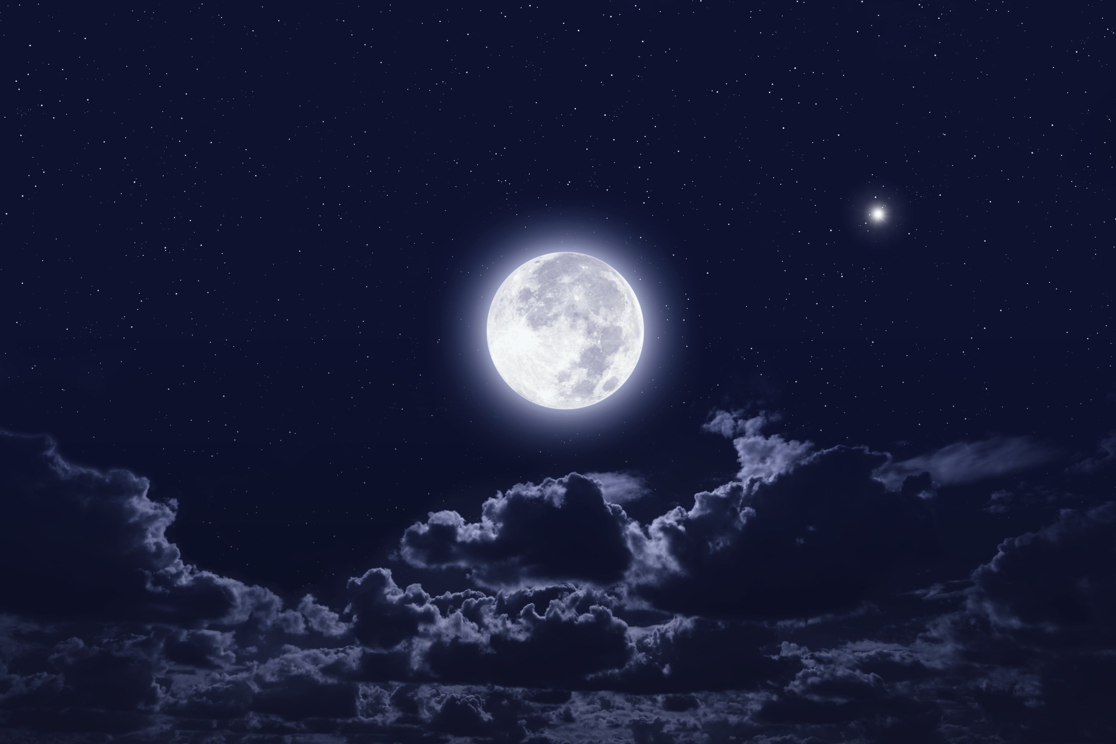 Большая чистая луна. Луна. Лунное небо. Ночное небо с луной. Луна на небе.