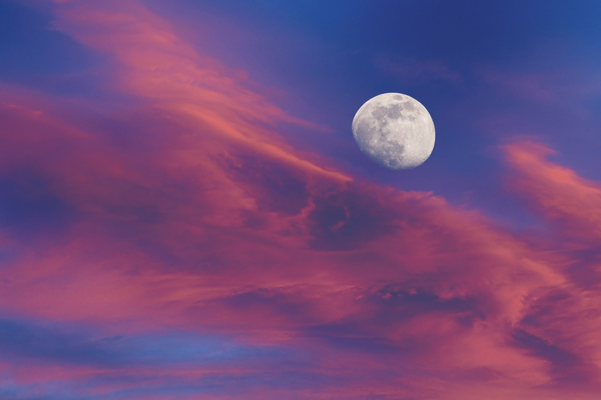 Clouded moon. Лунное небо. Луна на небе. Луна в облаках. Полнолуние небо.