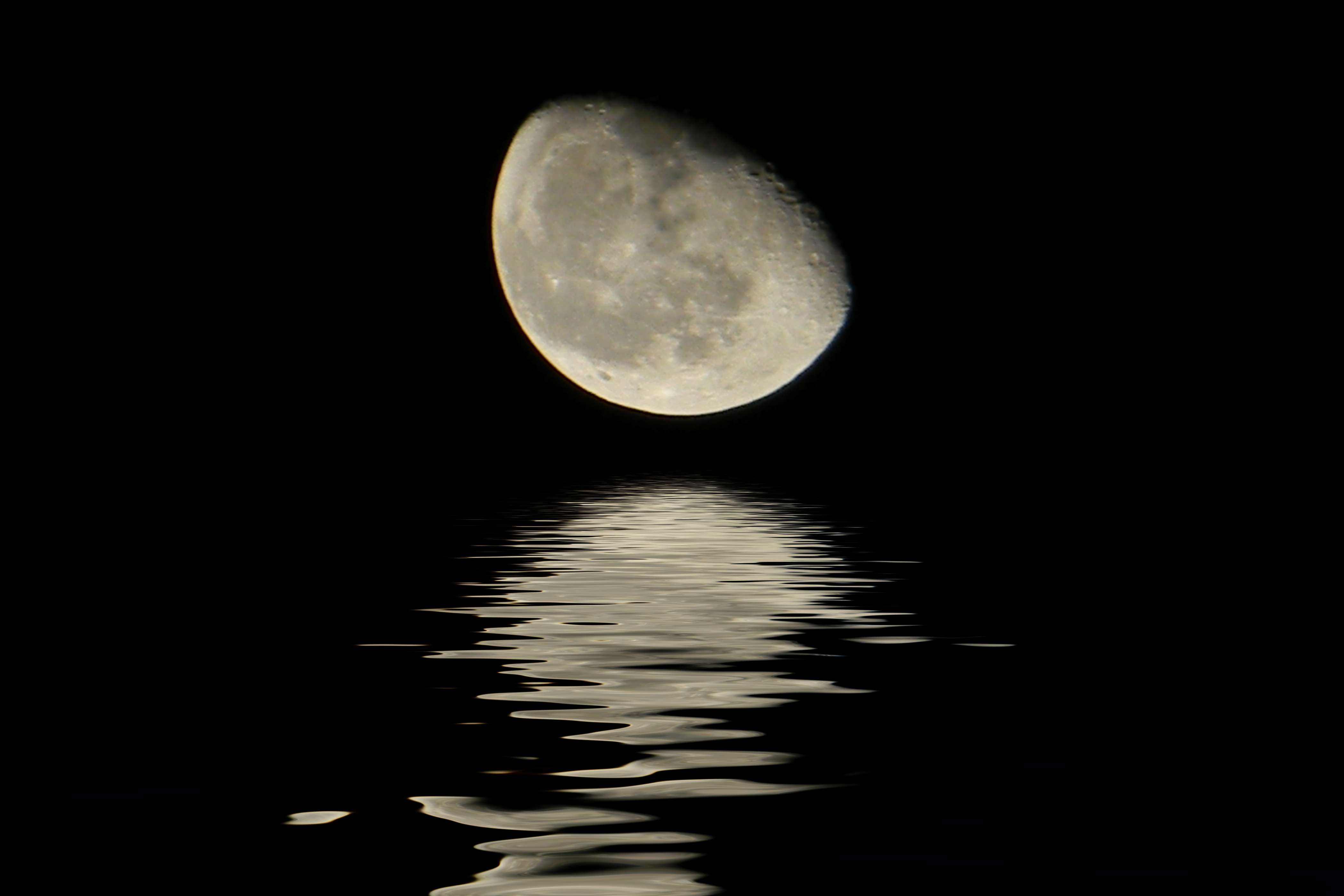 Луна распласталась на тихой воде. Луна. Отражение Луны в воде. Блики Луны. Блики Луны на воде.