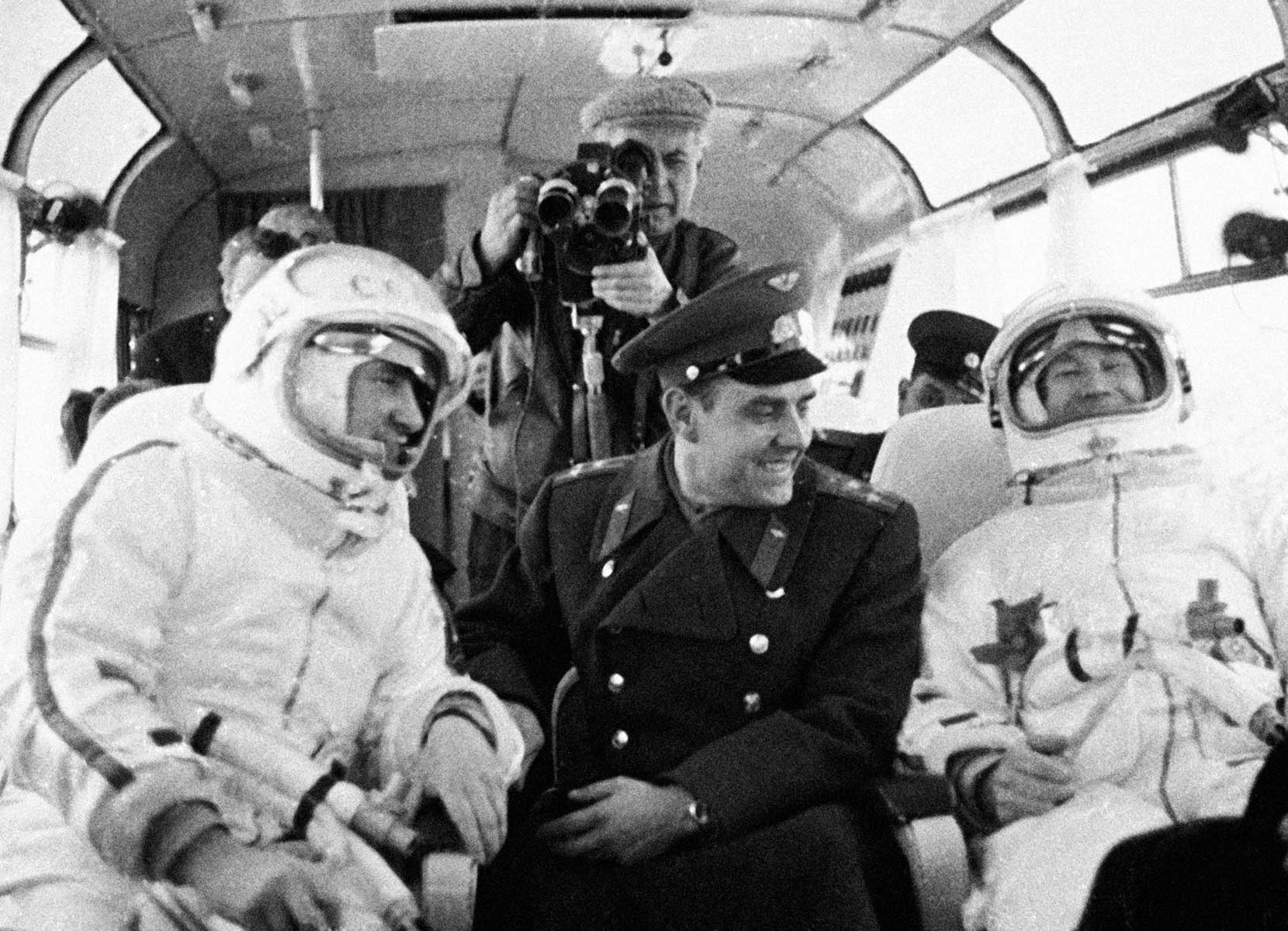 Гагарин был в открытом космосе. Восход 2 космонавты Леонов и Беляев.