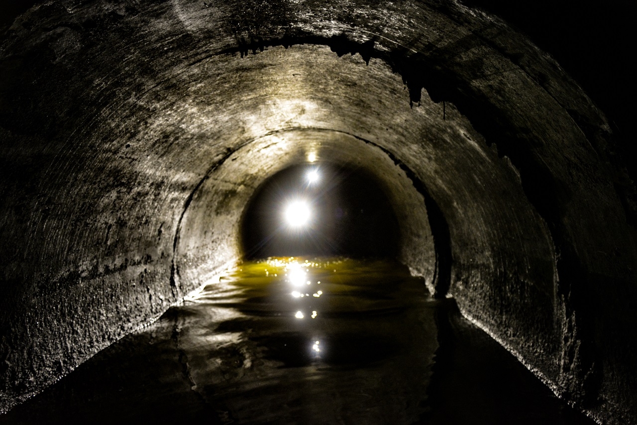 Коллектор стоков. Подземная река Флит. Канализационный тоннель. Тоннель канализации. Канализационный коллектор.