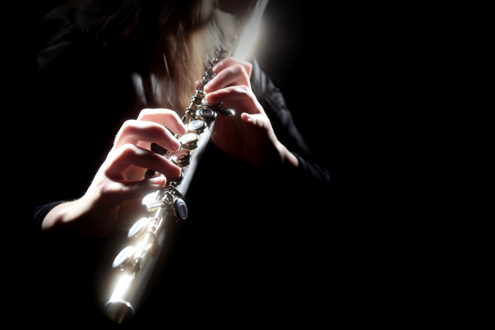 Саксофон для души и дудук. Флейта. Девушка с флейтой. Девушка с музыкальным инструментом. Игра на флейте.