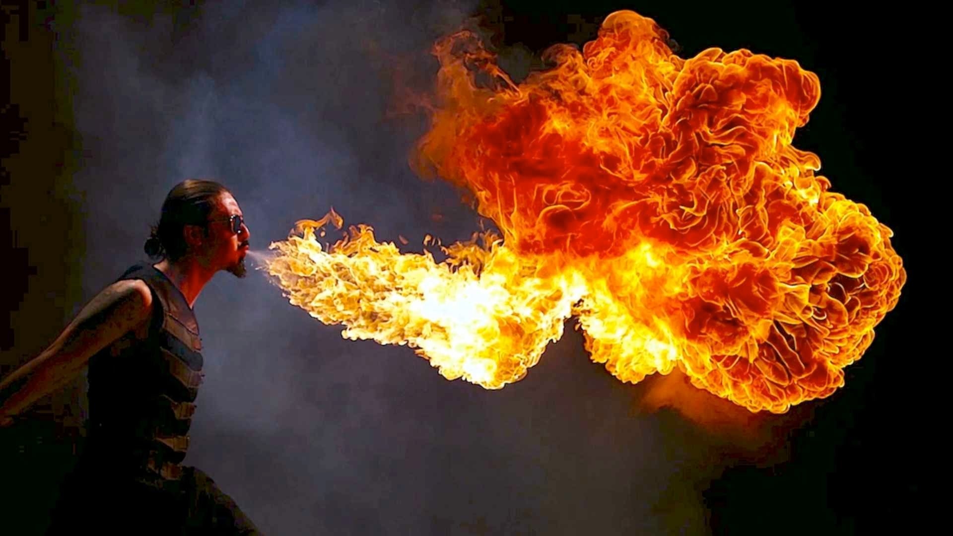 Горит все внутри тела. Фаер шоу огненное дыхание. Человек дышит огнем. Выдыхает огонь. Выдувает огонь.