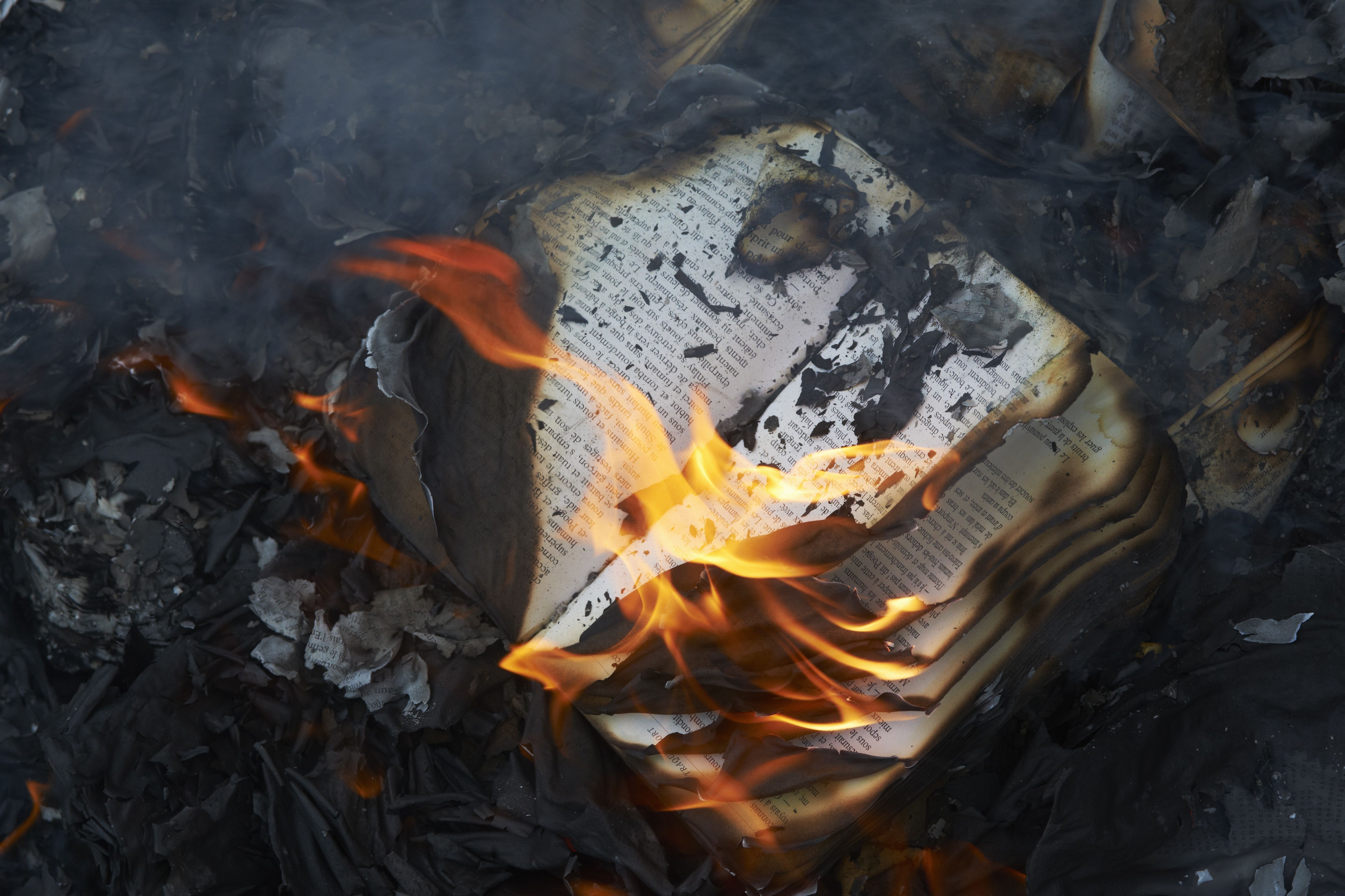 Словно пепел сгораю кавер. Горящая книга. Сгоревшая бумага. Горящий огонь.