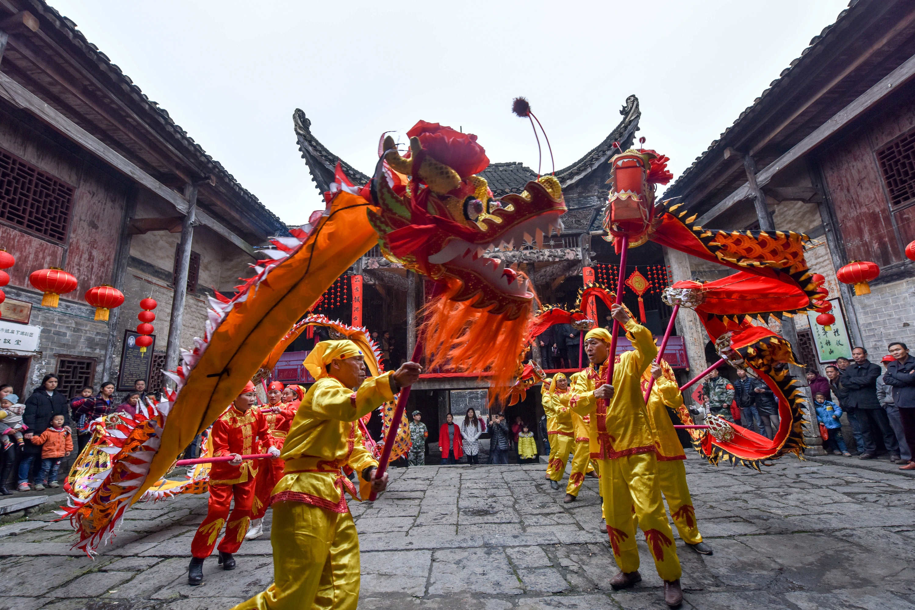 Китайская пародия. Танец драконов в Китае. Танец с драконами. Карнавал в Китае с драконами. Япония дракон праздник.