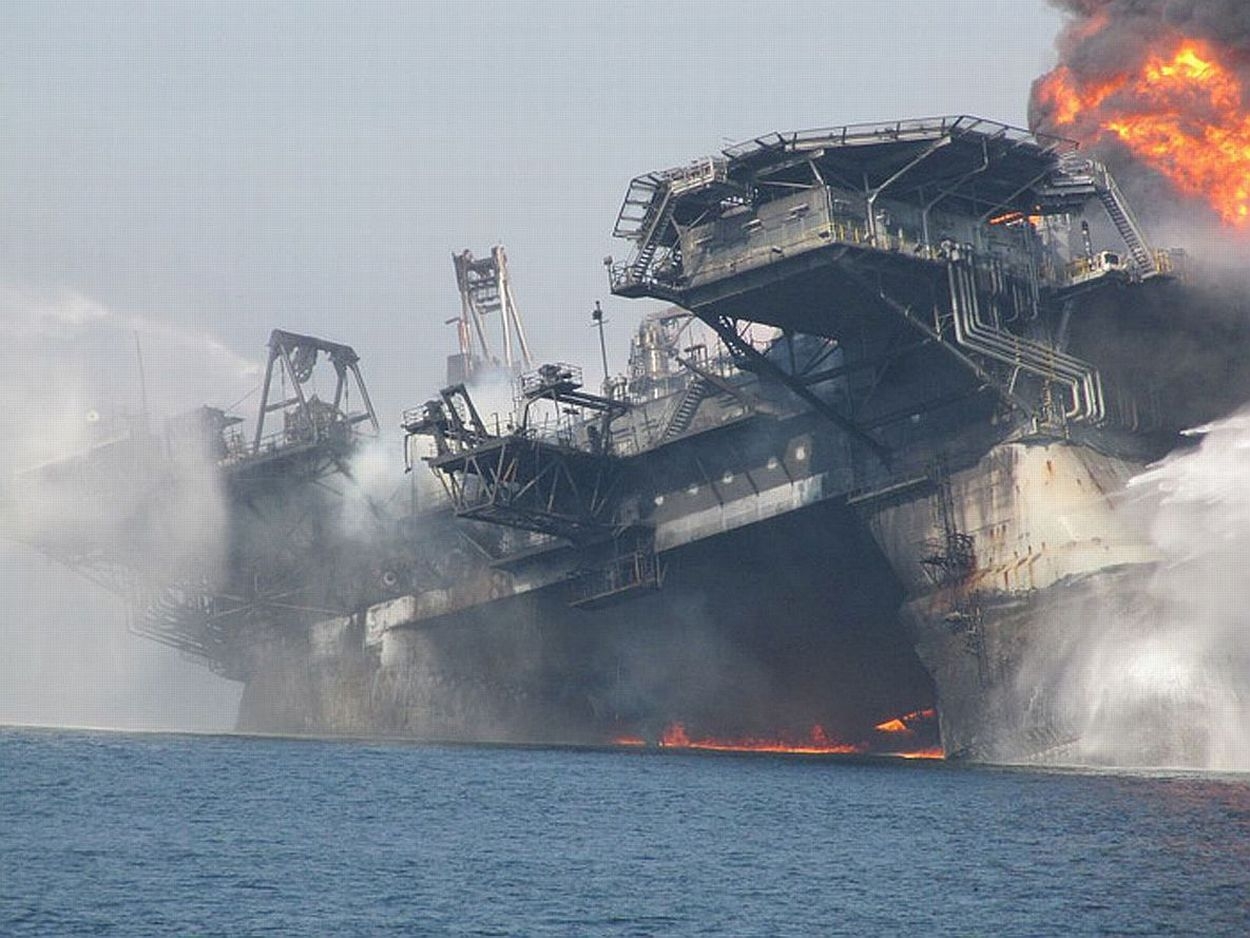 Взрыв нефтяной платформы Deepwater Horizon 2010. Авария на нефтяной платформе в мексиканском заливе 2010. Глубоководный Горизонт катастрофа 2010. Авария на нефтяной платформе Deepwater Horizon.