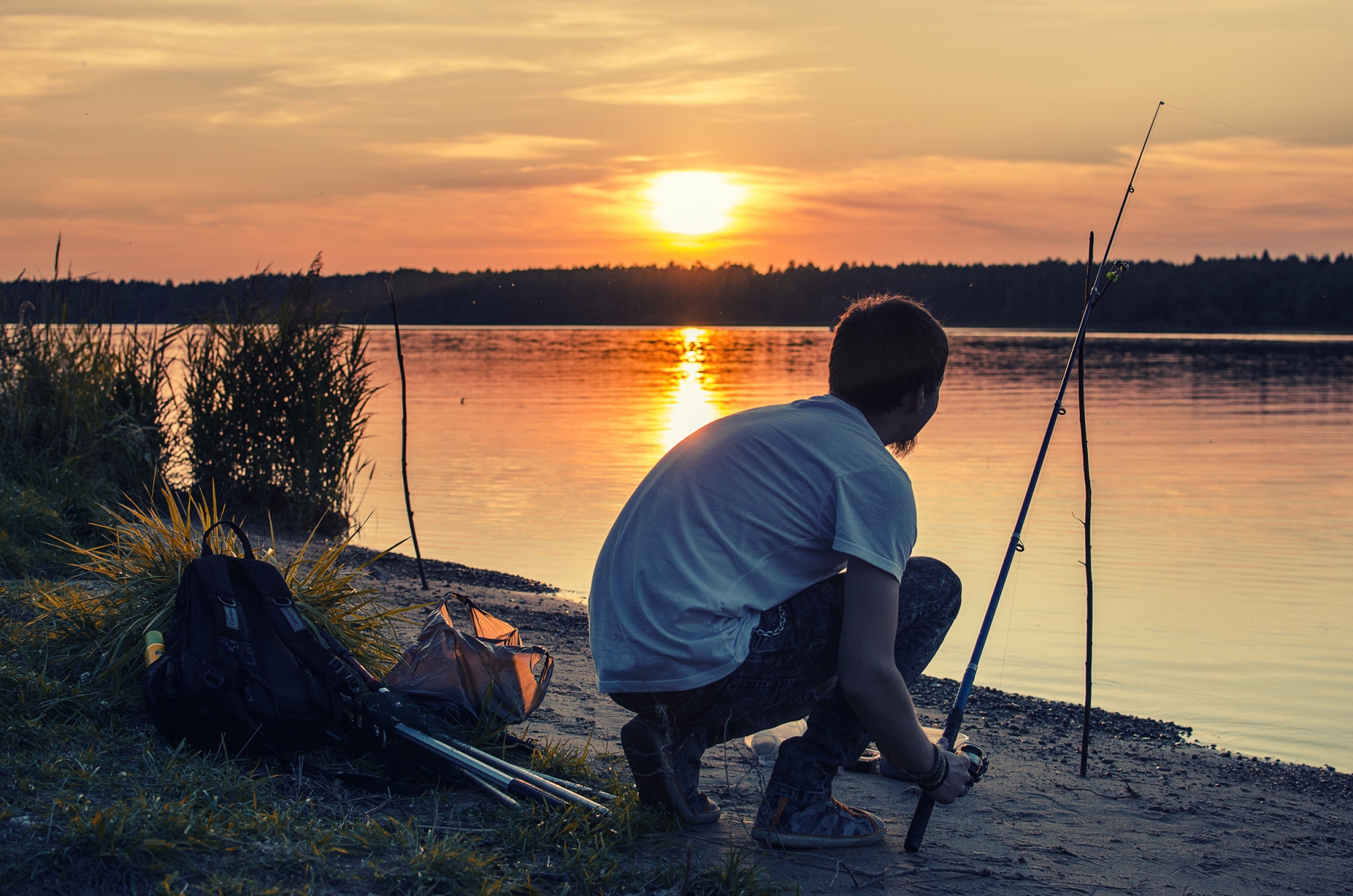 Ловить рыбу ночью. Летняя рыбалка. Рыбак на берегу. Природа рыбалка. Красивая природа рыбалка.