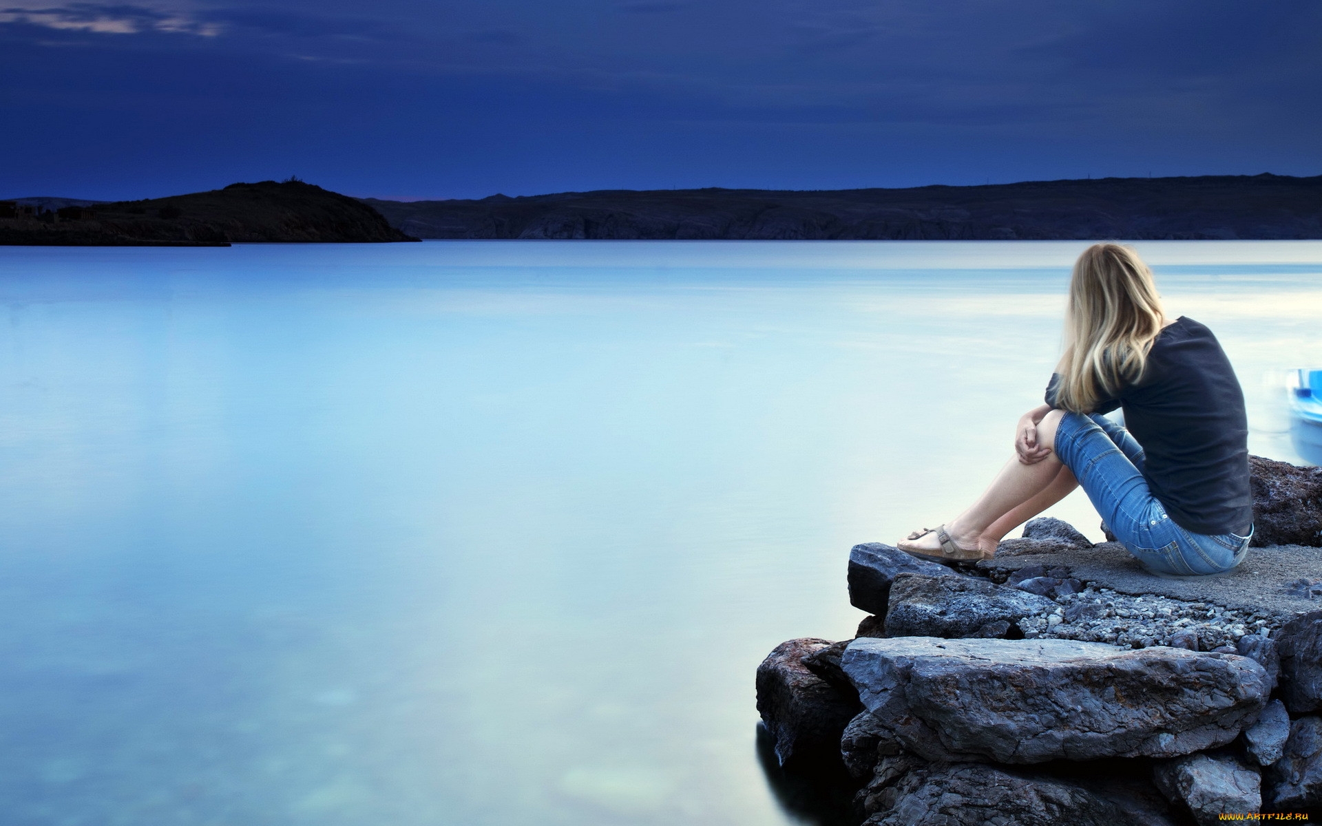 Вижу себя на берегу. Девушка на берегу моря. Девушка сидит на берегу. Девушка сидит на камнях у моря. Одинокая девушка у моря.