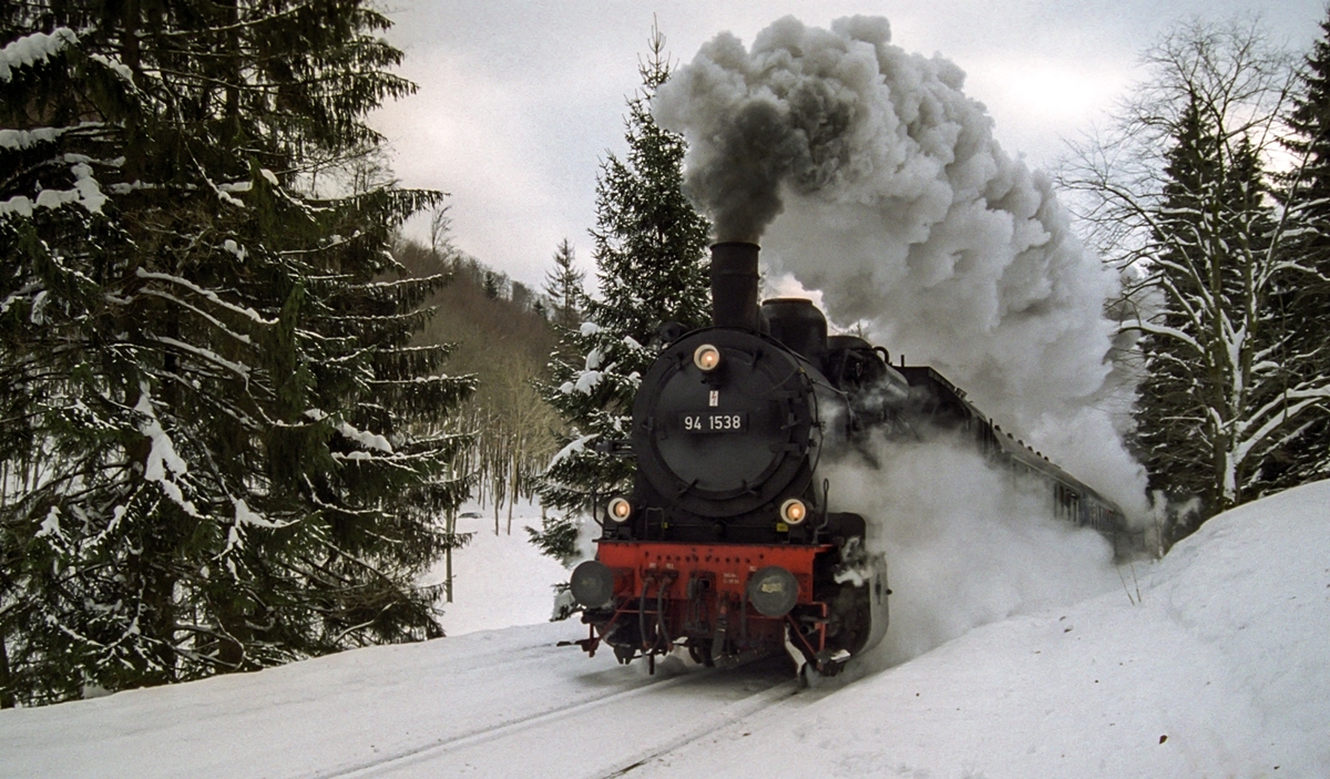 Вася паровоз. Паровоз в зимнем лесу. Паровоз зимой. Поезд зимой. Паровоз в Снежном лесу.