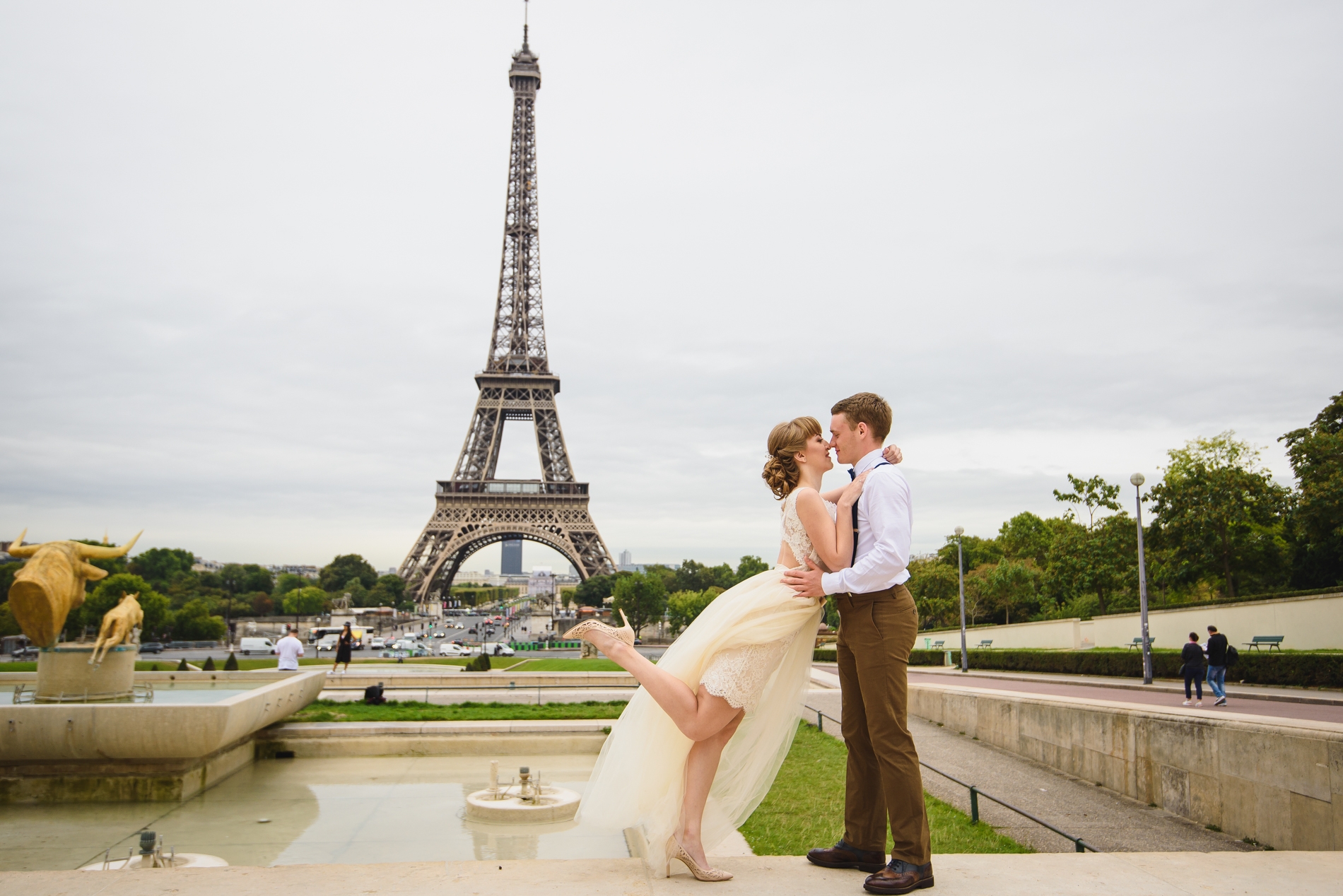 Влюбленные и башня. Свадьба в Париже. Влюбленные в Париже. Свадьба у Эйфелевой башни. Парень и девушка в Париже.