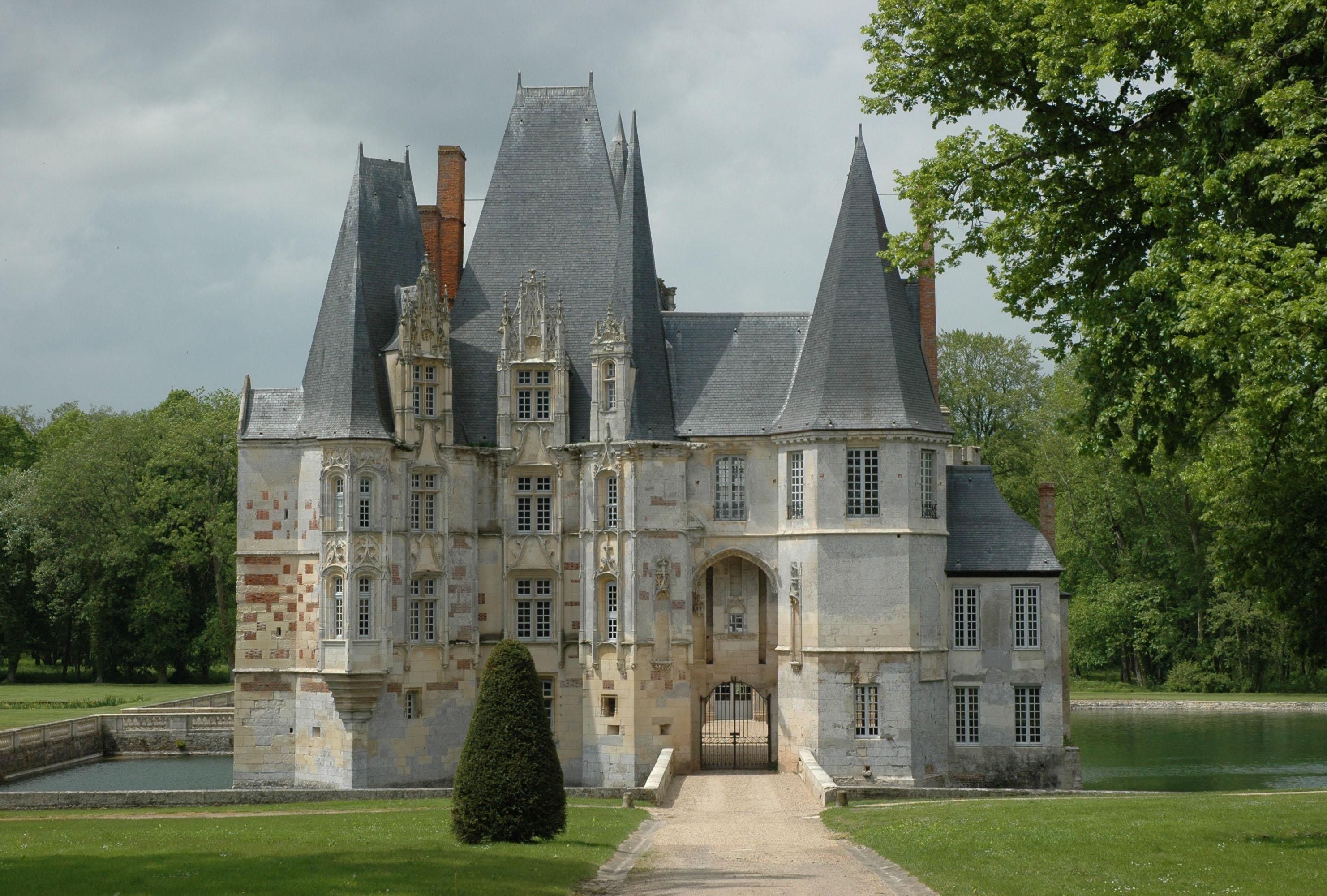 Шато сен. Замок Шато де Виньи. Шато Габриэль Нормандия. Французский замок Шато. Де Монтелу Франция замок.