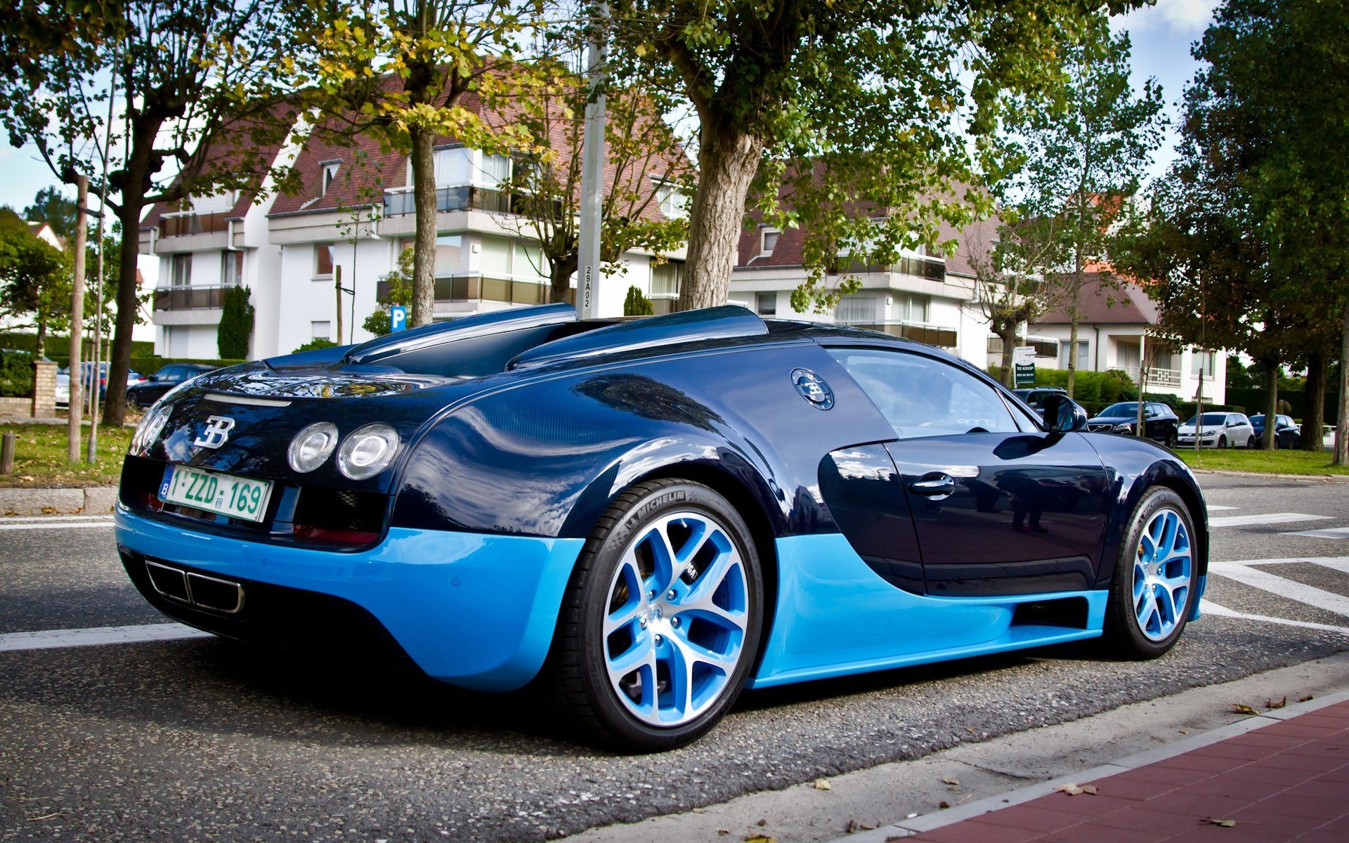 Черная голубая машина