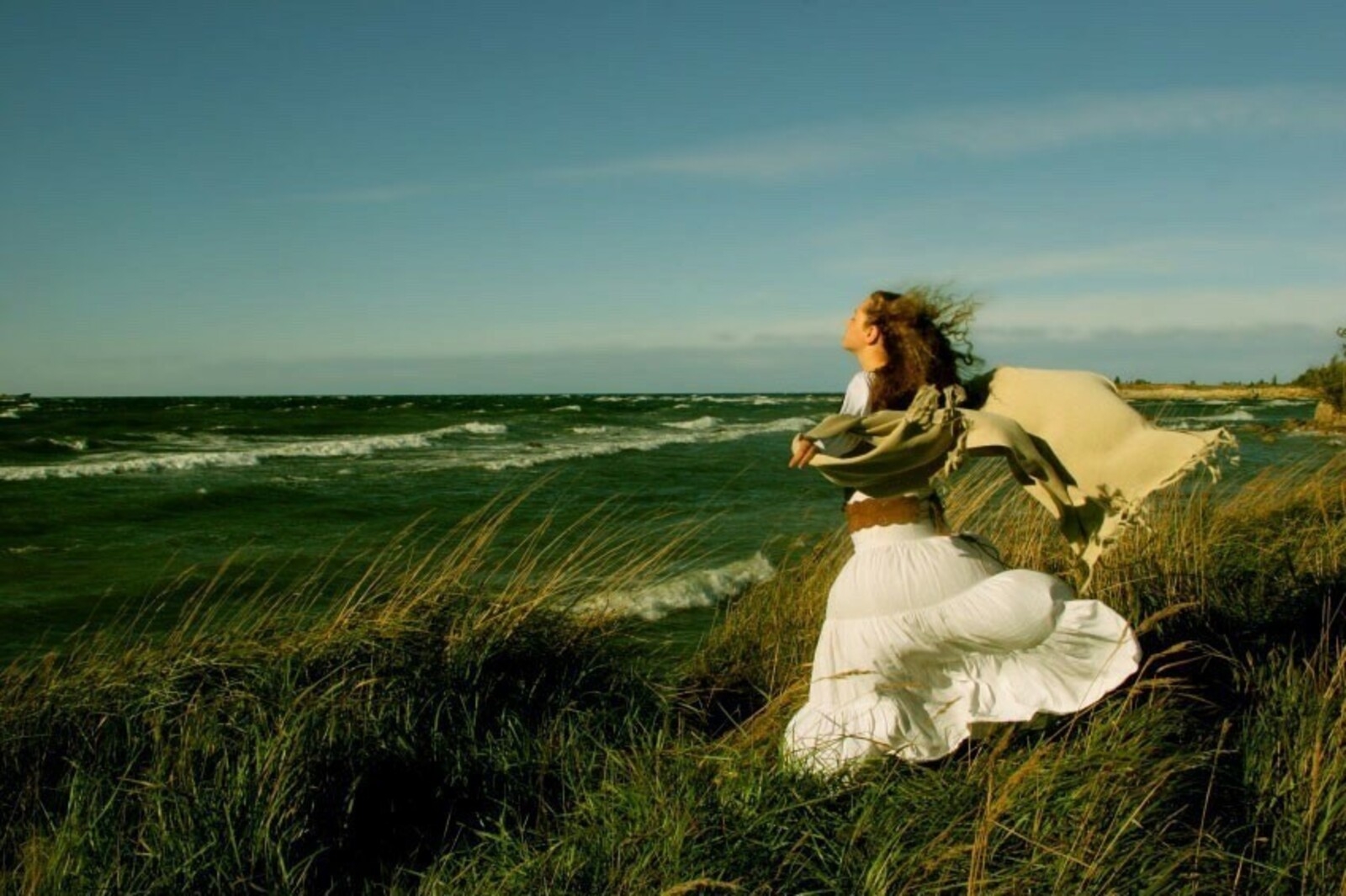 Тонко чувствовать красоту. Девушка на ветру. Ветер. Женщина на природе. Образ женщины вдалеке.